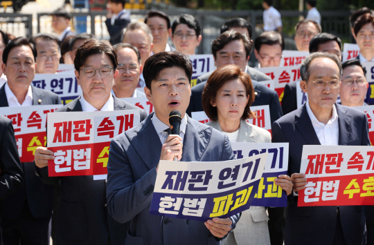 김용태 국민의힘 비상대책위원장이 11일 이재명 대통령의 공직선거법 위반 사건의 파기환송심을 사실상 무기한 연기한 서울고등법원 앞에서 열린 현장 의원총회에 참석해 발언하고 있다. [연합뉴스]